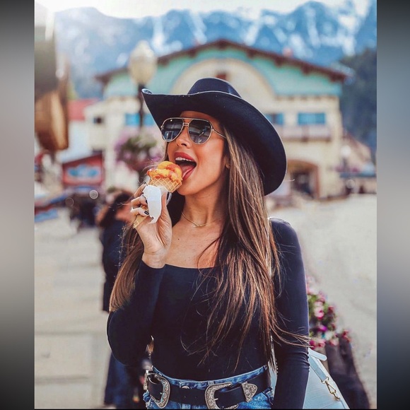 B-LOW THE BELT - Picture 6 of 6